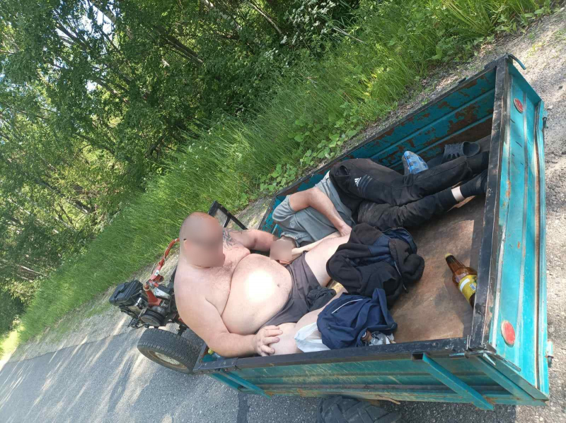 Пьяный костромич на самодельном транспорте пытался отвезти своих собутыльников на кладбище