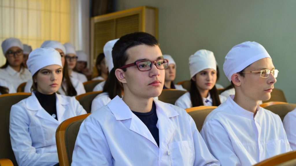 Костромских школьников, желающих стать врачами, призывают заключать целевые договоры