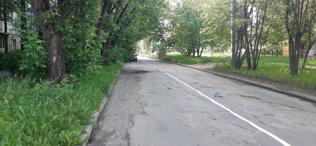 В Костроме новую дорожную разметку нанесли на «убитый» асфальт