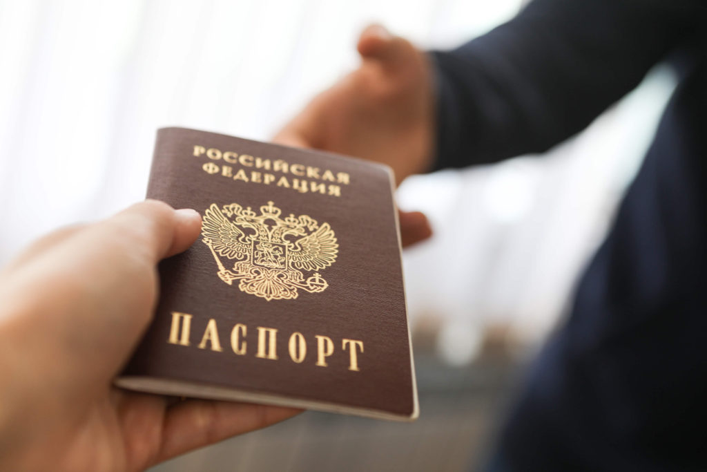 В Костроме новый гражданин России получил паспорт, чтобы отправиться в зону СВО