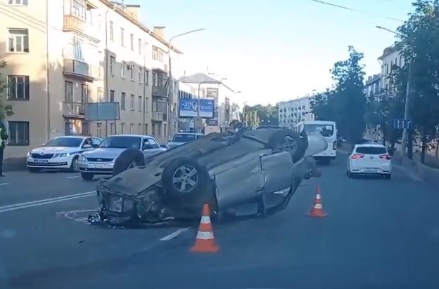 Костромичка попала в серьёзное ДТП в припаркованном автомобиле