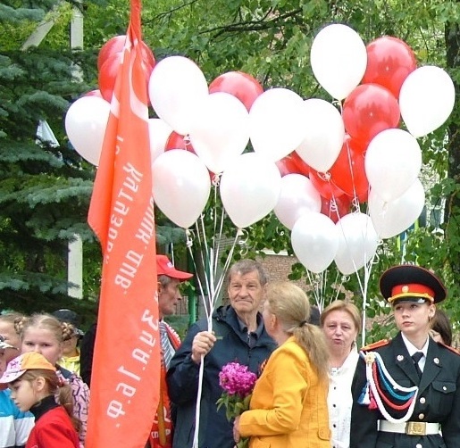 Красно-белые воздушные шары покоробили участников траурного митинга под Костромой