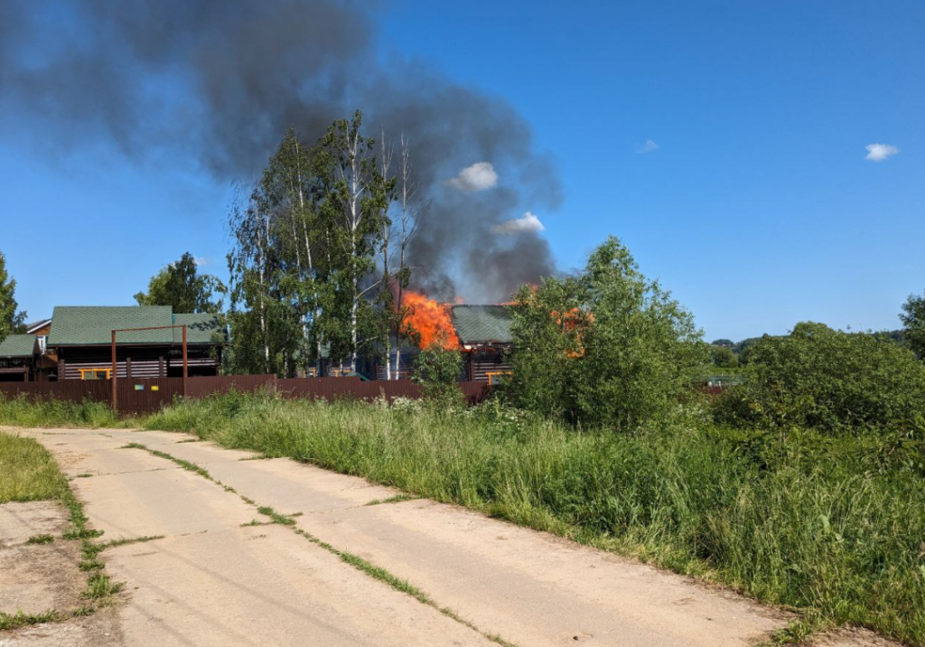 Экоотель вблизи Костромы лишился одной бани из-за пожара