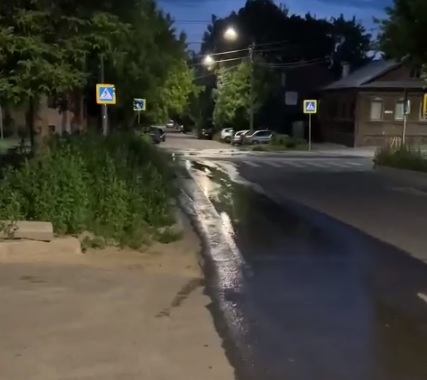 «Так вот, где горячая вода»: улицу Мясницкую в Костроме заливает кипятком (ВИДЕО)