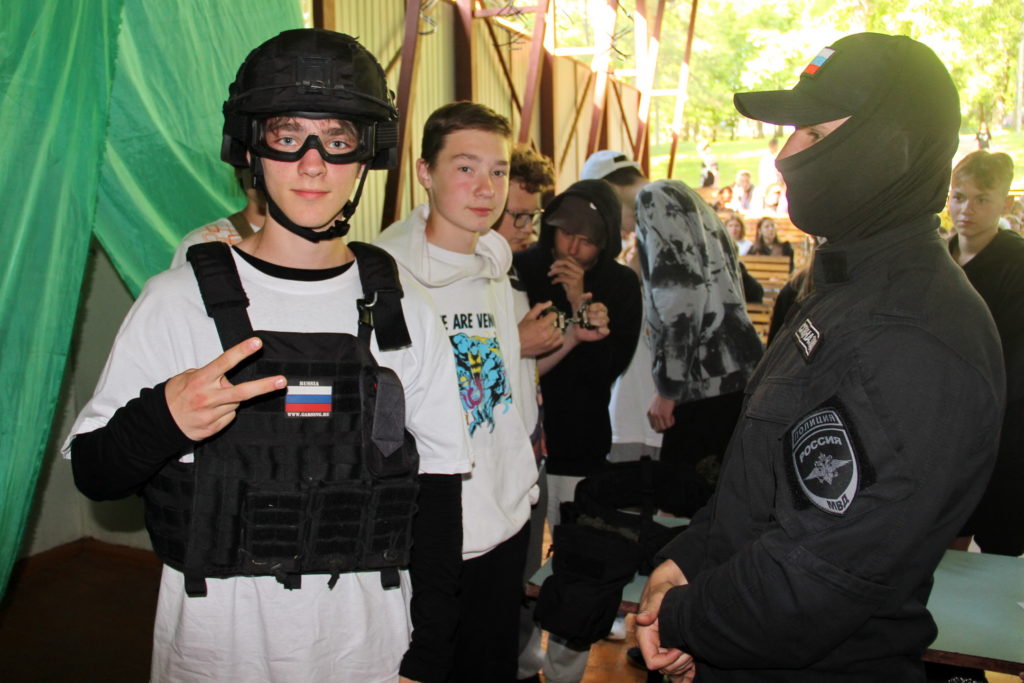 Костромские полицейские заехали в детский лагерь, чтобы рассказать о наркотиках