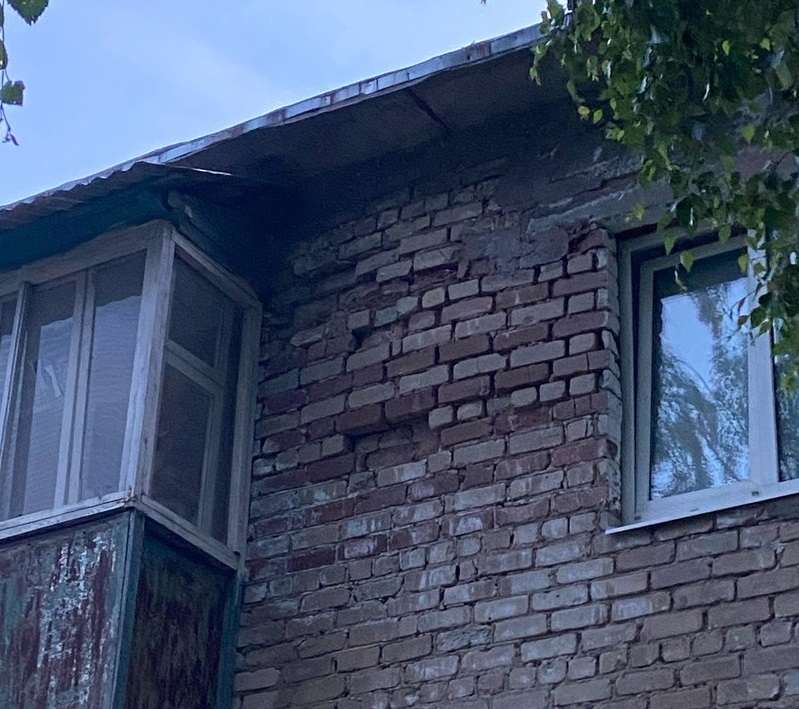«Кирпичи падают на голову»: еще один жилой дом разваливается на глазах в Костромской области