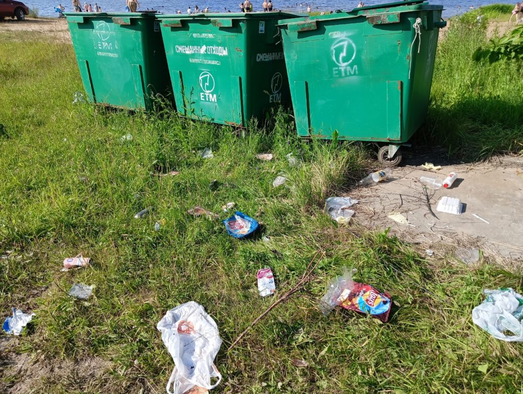 В городке под Костромой население продолжает «протестовать» против установки мусорных контейнеров