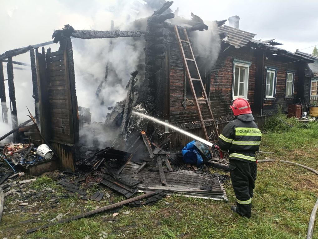 Огонь почти полностью уничтожил жилой дом в костромской глубинке