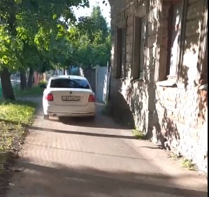 В Костроме лихач-автомобилист устроил гонку по тротуарам (ВИДЕО)