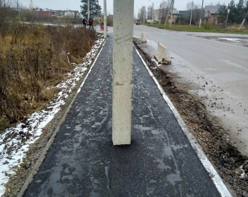 Креативненько: в костромском поселке бетонный столб оказался прямо посреди тротуара 