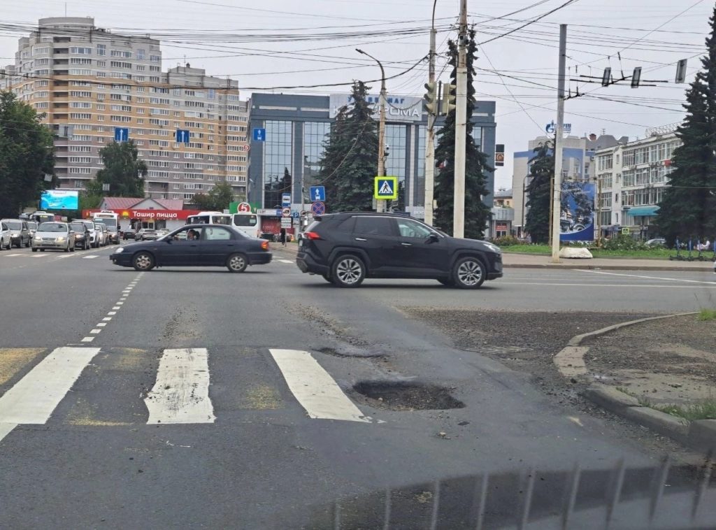 На самой оживленной дороге Костромы провалился асфальт (ВИДЕО)