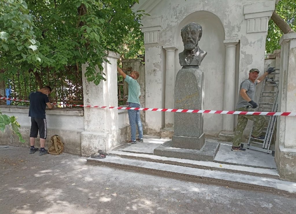Костромичи восстанавливают памятник Писемскому