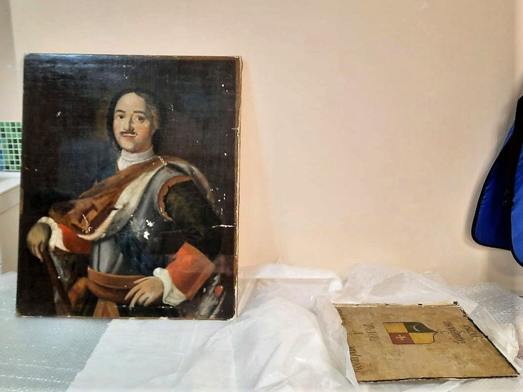 Шокирующее открытие: костромские реставраторы обнаружили под портретом Петра I женщину (ФОТО)