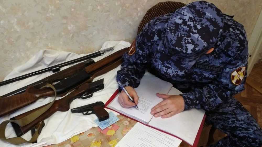 В Костроме сотрудник Росгвардии продавал сданное оружие, взрывчатку и боеприпасы