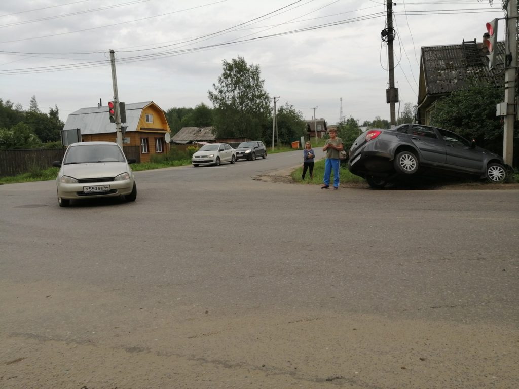 В Шарье водитель легковушки въехал в столб, чтобы избежать ДТП (ВИДЕО)