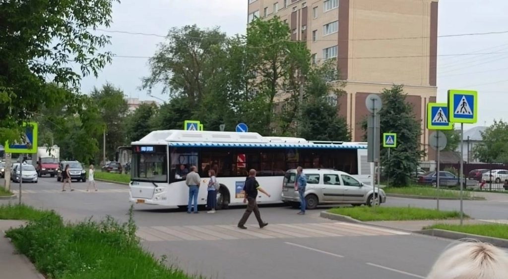 Новенькие автобусы уже попадают в ДТП и получают повреждения на дорогах Костромы (ФОТО)