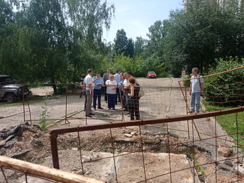 Региональный прокурор проверил ход ремонта тепловых сетей в Костроме