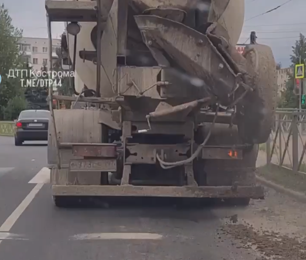 Коварная бетономешалка в Костроме обрызгала раствором несколько авто (ВИДЕО)