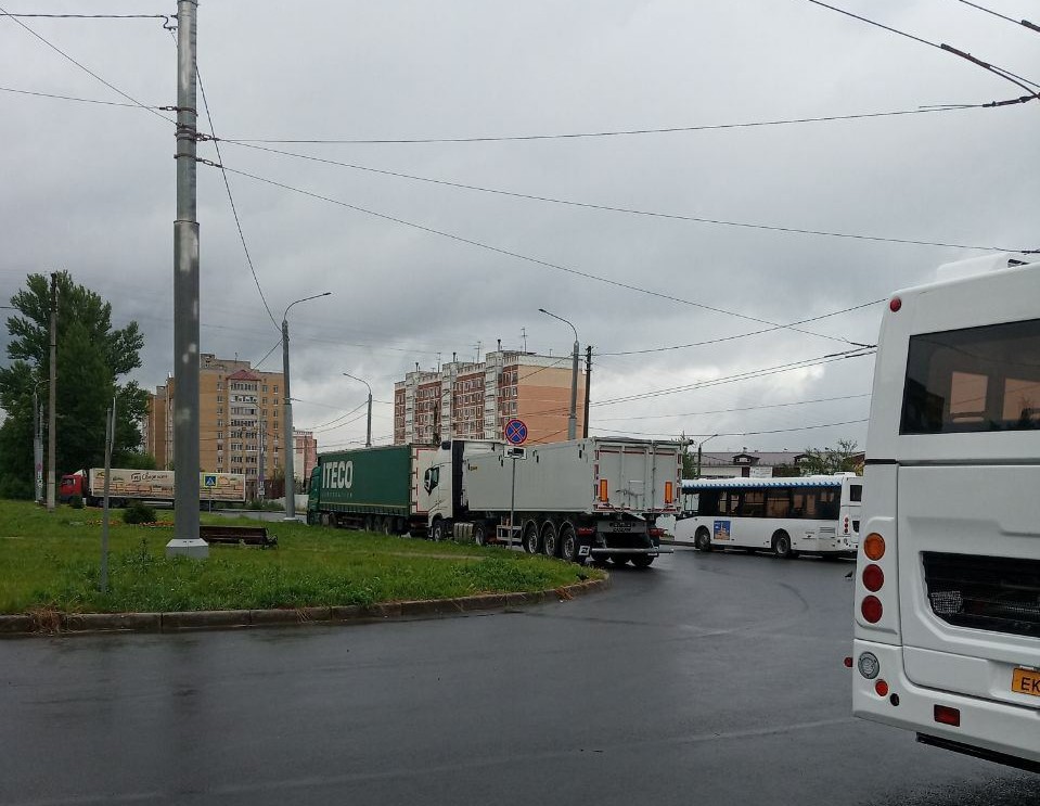 Костромичи жалуются на фуры, загромождающие проезд автобусам