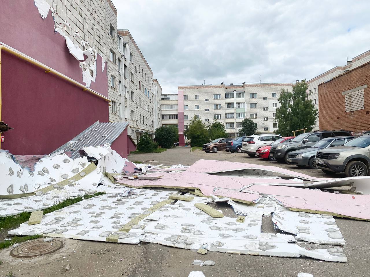 Утеплитель рухнул со стены многоэтажки в Костроме (ВИДЕО)