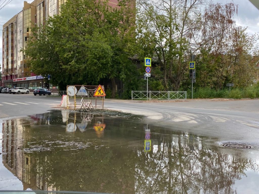 Бежит река бесконечным потоком: улица Никитская в Костроме до сих пор тонет в канализации