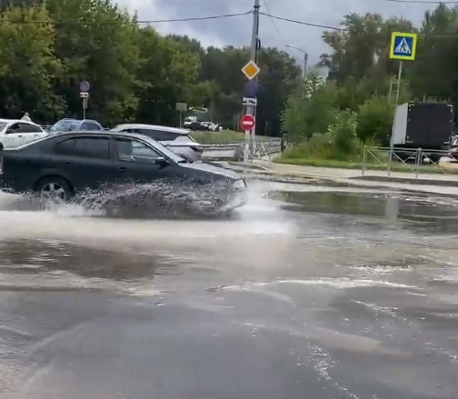Многострадальную улицу Никитскую в Костроме накрыло морем из кипятка (ВИДЕО)
