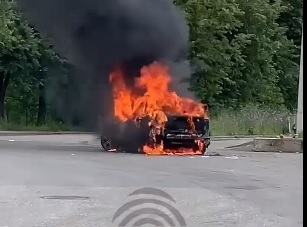 Не достанься же ты никому: сгоревшую машину у поста ДПС в Костроме поджег ее владелец