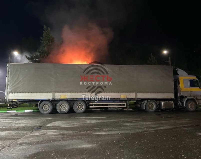 В Костроме пожарные три часа тушили фуру с углем рядом с заправкой