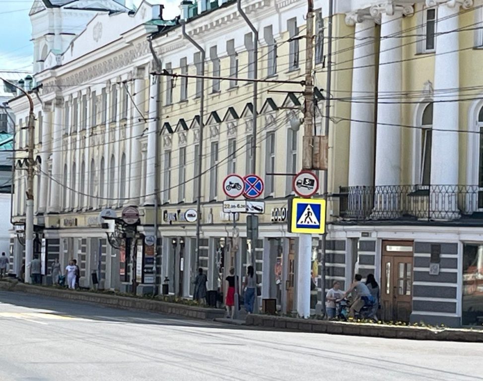 Мест для остановки и стоянки авто в центре Костромы стало ещё меньше