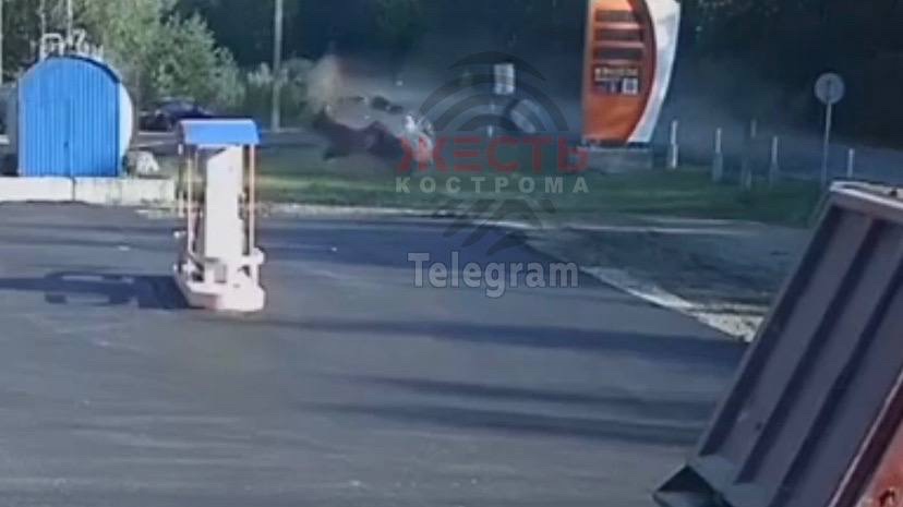 Автомобиль едва не протаранил станцию АЗС на трассе в Костромской области (ВИДЕО)
