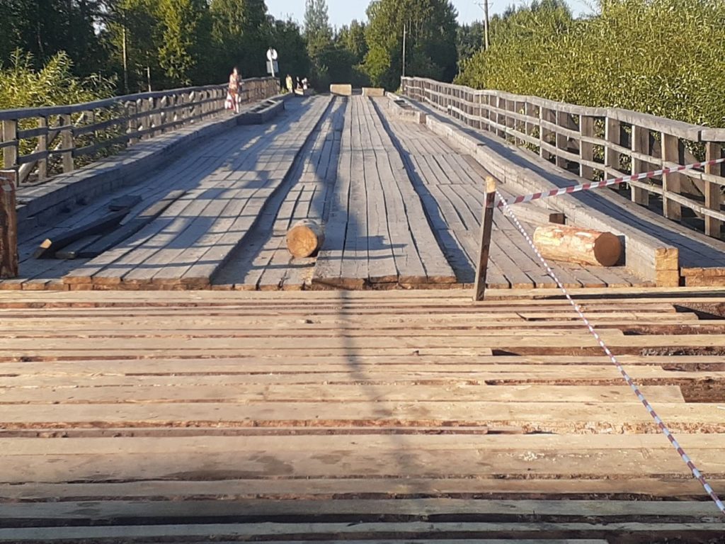 В Костромской области строят мост из гнилой древесины