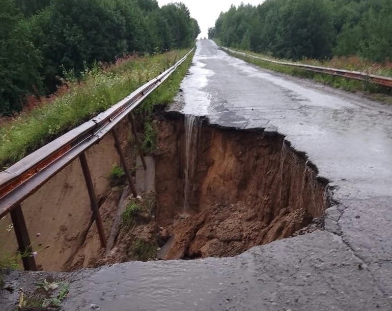 Разрушение дороги на костромской трассе Антропово-Кадый устранили