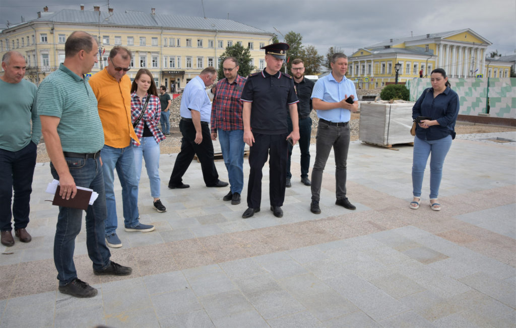 Общественники проверили, как идет ремонт главной площади Костромы