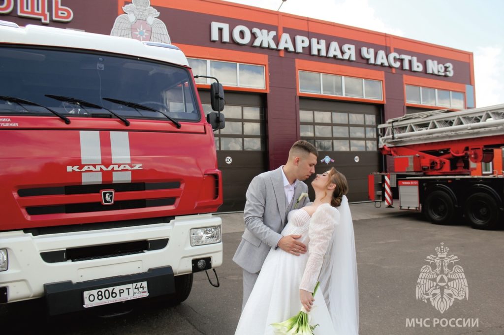 Костромские молодожены исполнили очень необычный свадебный танец