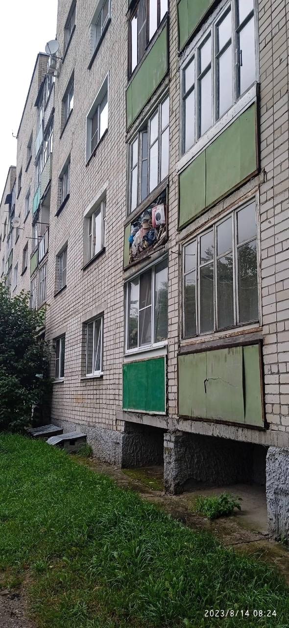 Свалку на балконе многоквартирного дома устроили в Костромской области (ФОТО)
