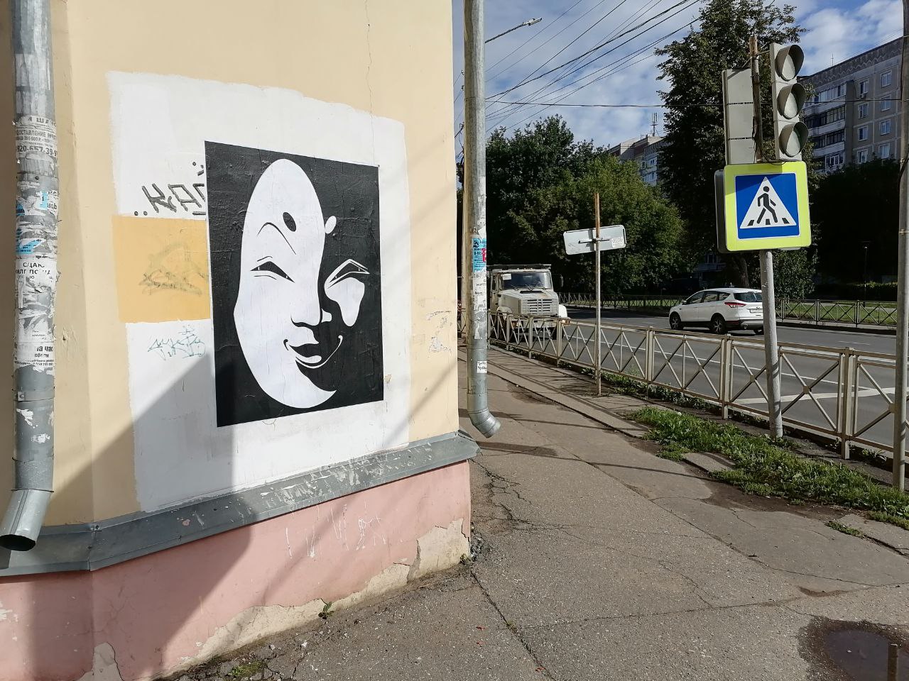 Костромскую многоэтажку на Ивана Сусанина украсило необычное граффити