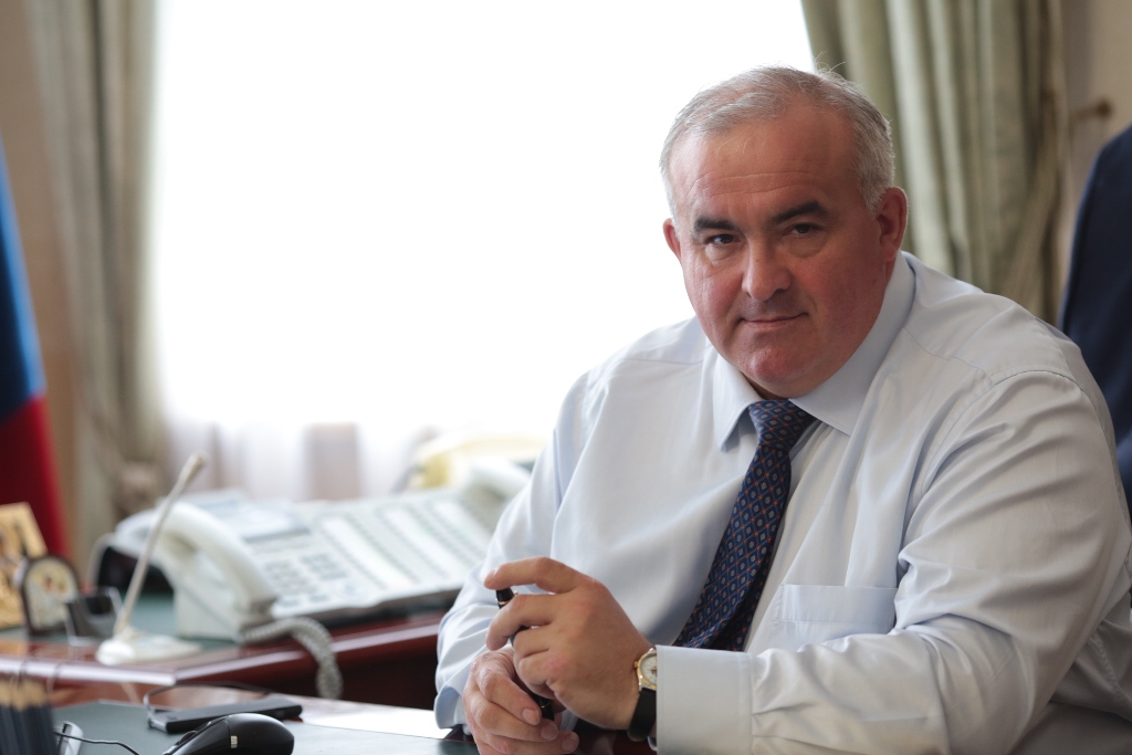 Держит руку на пульсе: губернатор Сергей Ситников даже в отпуске будет на связи с костромичами