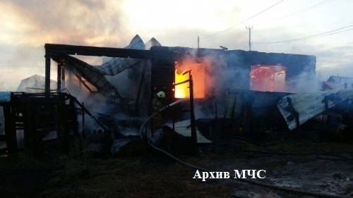 В Костромской области ночью дотла сгорел двухквартирный дом