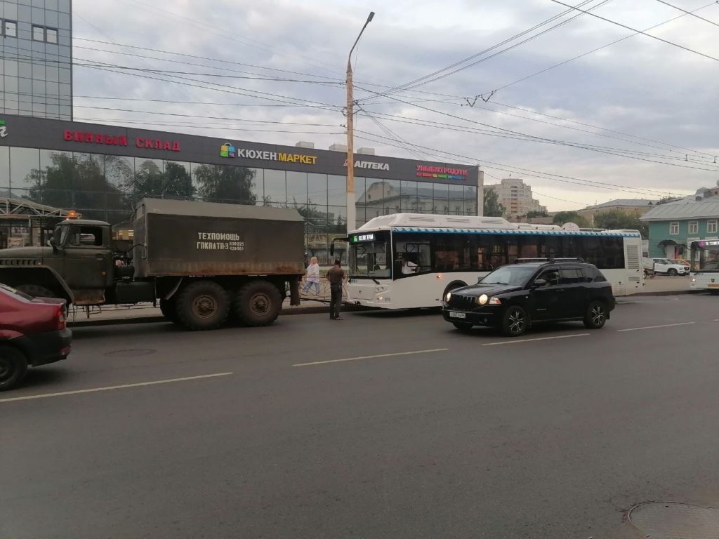 А мы еще жалуемся: в Ярославле новые автобусы страдают в ДТП сильнее чем в Костроме (ФОТО)