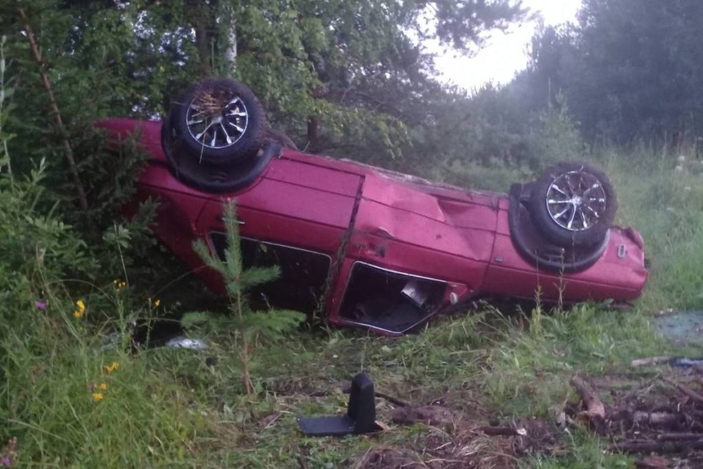 Есть пострадавшие: в Костромской области автомобиль перевернулся на дороге