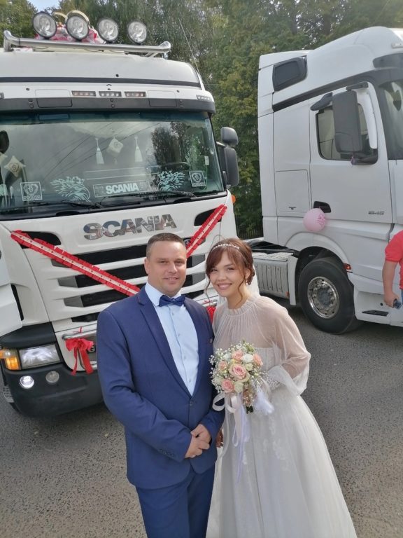 По улицам костромского райцентра прошествовал свадебный кортеж из трех большегрузов