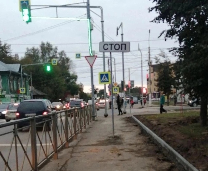 В Костроме дорожные знаки ставят прямо посреди тротуаров