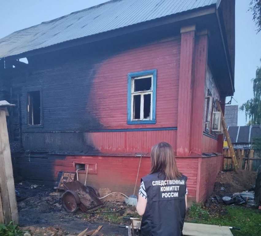 Молодой мужчина заживо сгорел в собственном доме в Костромской области