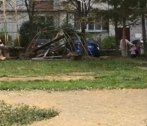 В Костроме ради парковки во дворе многоэтажек вырубили деревья и сломали детскую площадку (ВИДЕО)