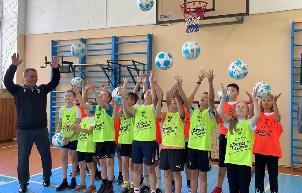 Российский футбольный союз подарил спортинвентарь костромским школьникам