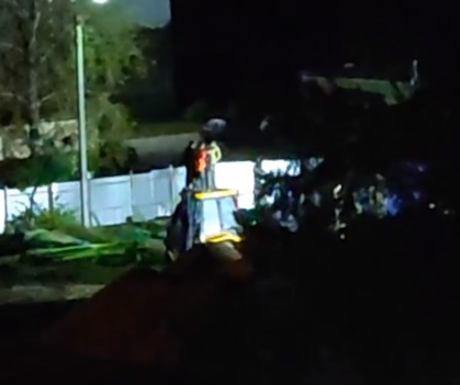 Под Костромой группа нетрезвых строителей устроила ночные танцы на крыше трактора (ВИДЕО)