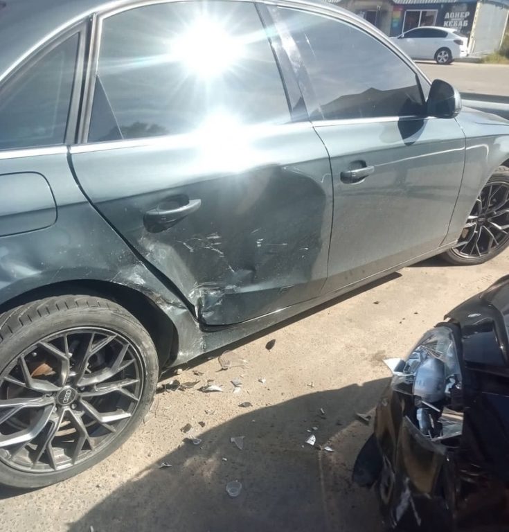 В Костромской области неопытная девушка за рулем протаранила чужую машину на парковке (ВИДЕО)