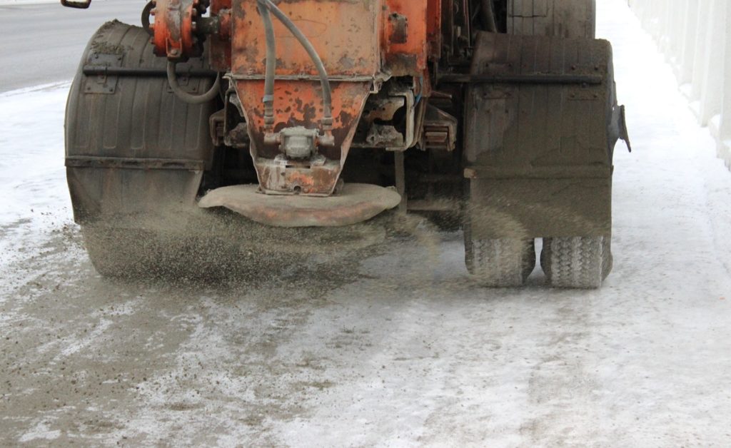 Костромские дорожники ищут альтернативу песко-соляной смеси