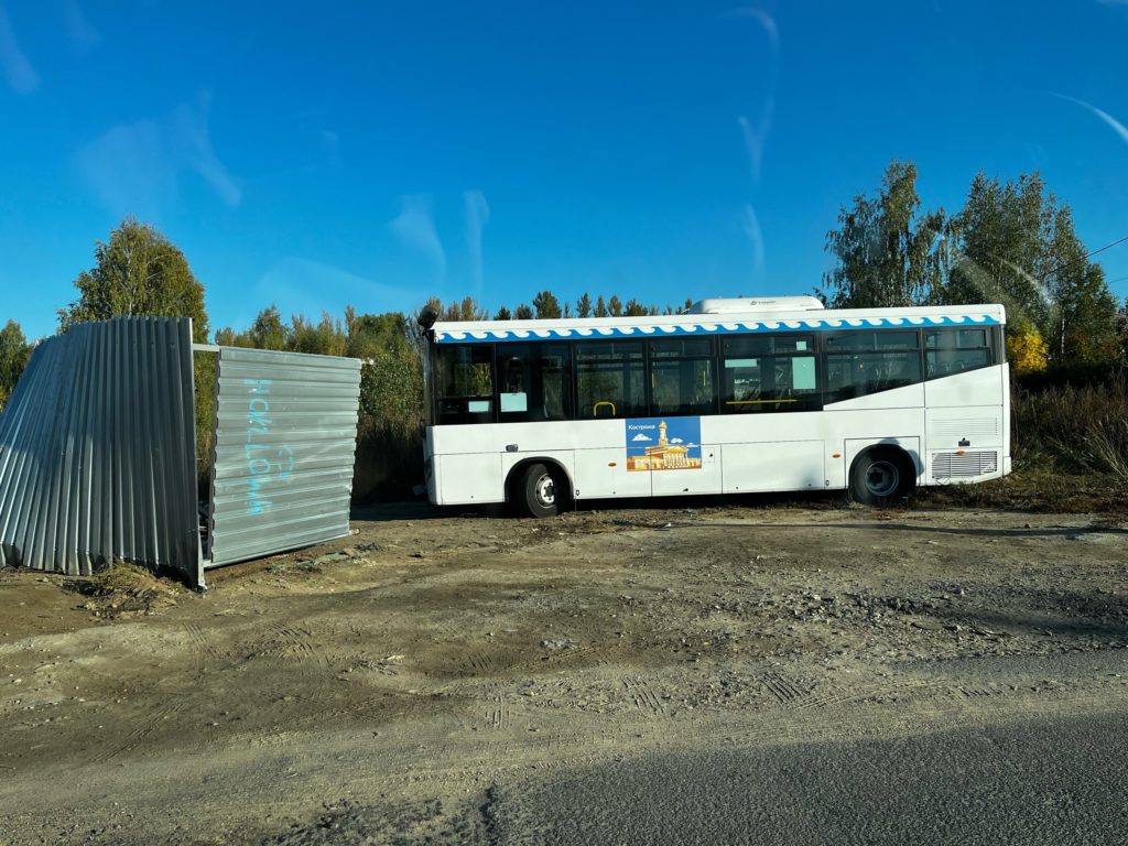 В Костроме автобус протаранил остановку (ФОТО)