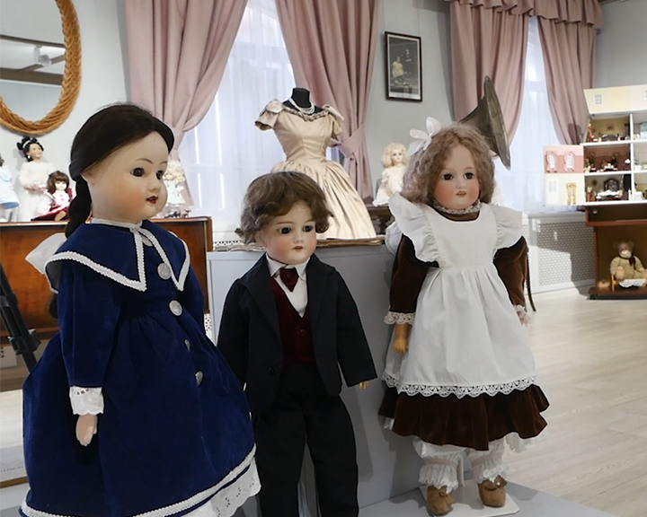 Куклы в школьной форме разных эпох можно увидеть в Костроме